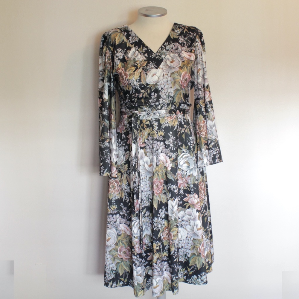VINTAGE 1970s Bell Sleeve Floral Dress